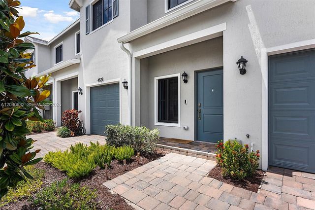 4825 Dillion St, Lake Worth, FL 33463