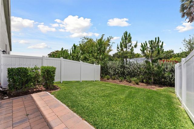 4825 Dillion St, Lake Worth, FL 33463