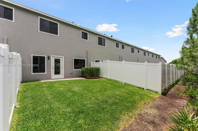 4825 Dillion St, Lake Worth, FL 33463