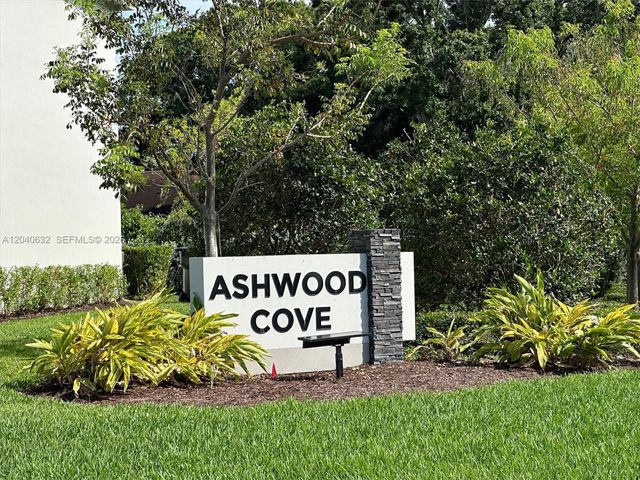 4825 Dillion St, Lake Worth, FL 33463
