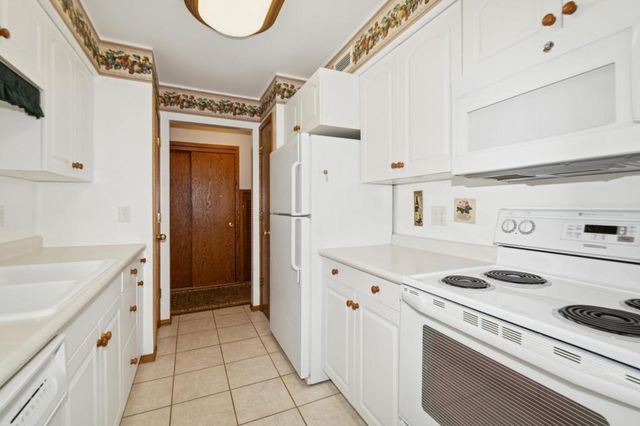 2240 Midland Grove Road 201, Roseville, MN 55113