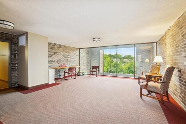 2240 Midland Grove Road 201, Roseville, MN 55113