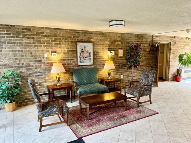 2240 Midland Grove Road 201, Roseville, MN 55113