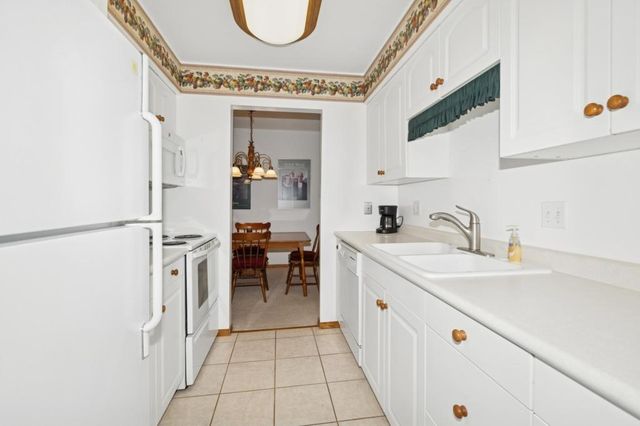 2240 Midland Grove Road 201, Roseville, MN 55113