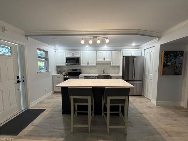 960 7th ST S 103, Naples, FL 34102