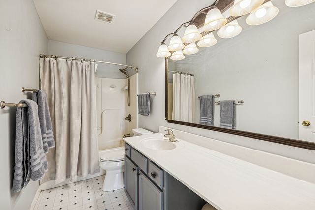 1804 Redwood Lane, Mchenry, IL 60051