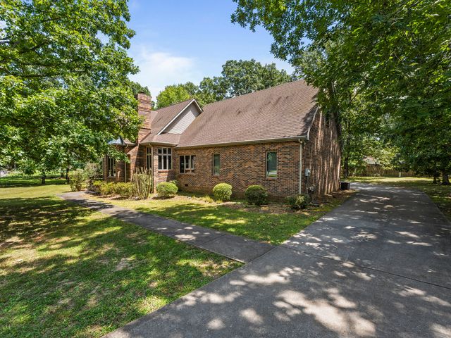 104 Southampton Dr, Tullahoma, TN 37388