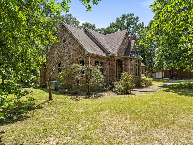 104 Southampton Dr, Tullahoma, TN 37388