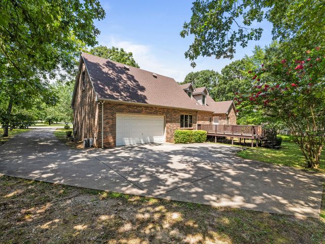 104 Southampton Dr, Tullahoma, TN 37388