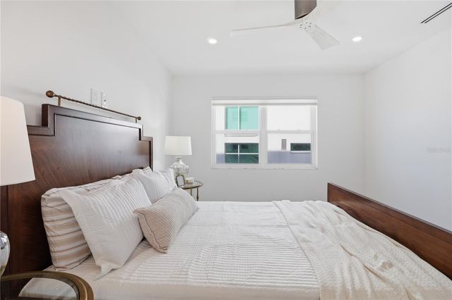 226 GOLDEN GATE POINT 34, Sarasota, FL 34236