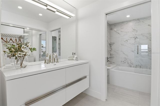 226 GOLDEN GATE POINT 34, Sarasota, FL 34236