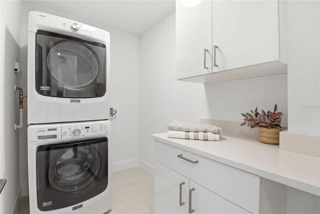 226 GOLDEN GATE POINT 34, Sarasota, FL 34236