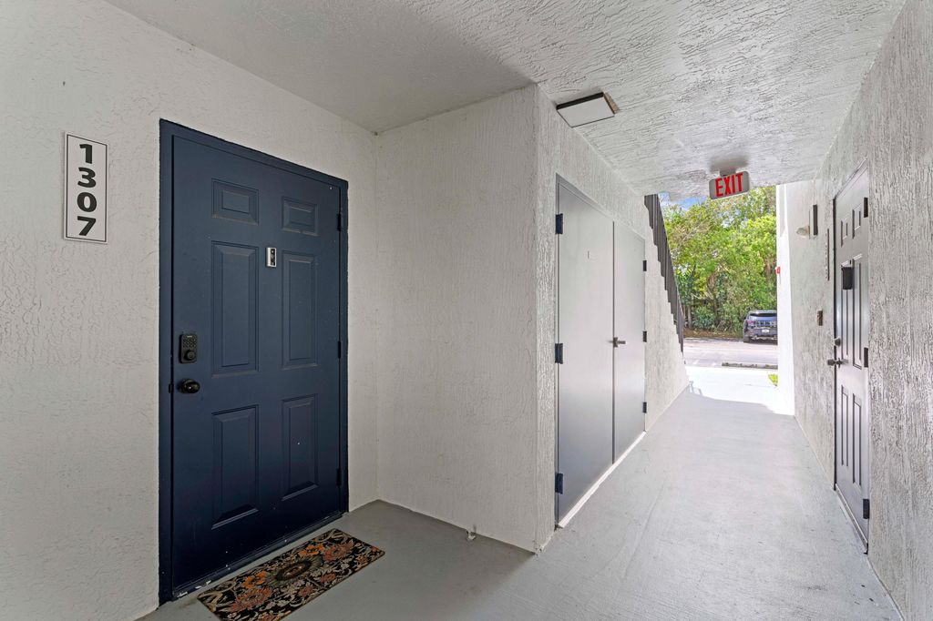 1307 Villa Circle, Boynton Beach, FL 33435