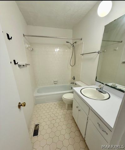 2066 Rexford Road, Montgomery, AL 36116