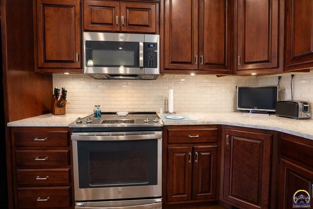 2141 SE Ratner RD, Tecumseh, KS 66542