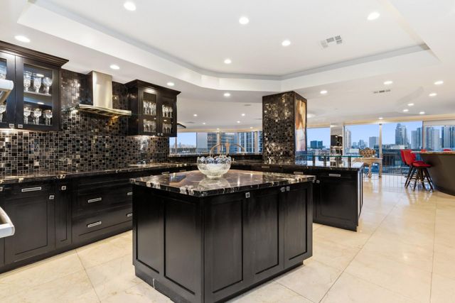5050 Woodway Drive 8N, Houston, TX 77056