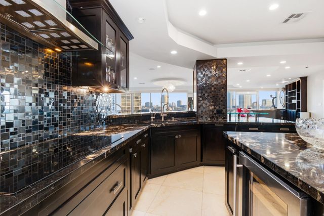5050 Woodway Drive 8N, Houston, TX 77056