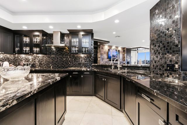 5050 Woodway Drive 8N, Houston, TX 77056