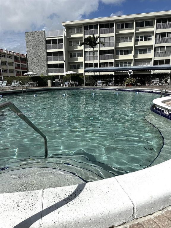 410 SE 2nd St 415, Hallandale Beach, FL 33009