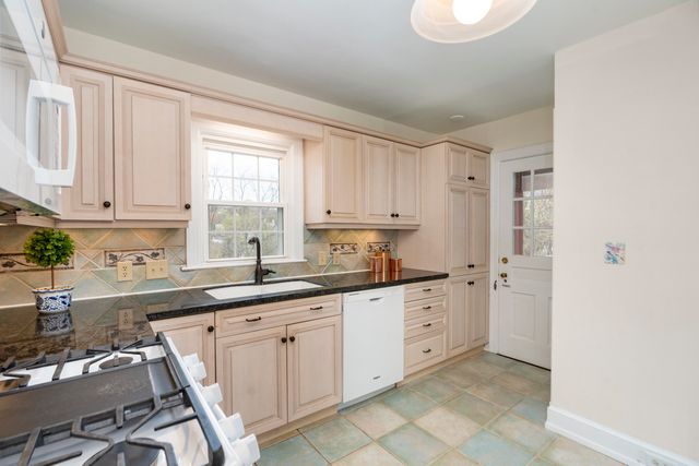 1000 SELMA BLVD, Staunton, VA 24401