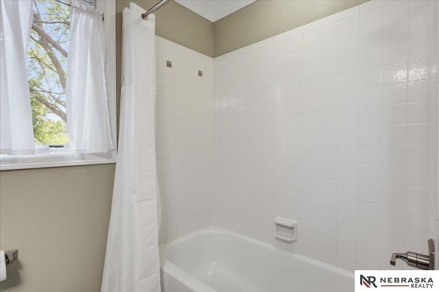 568 S 159th Avenue, Omaha, NE 68118
