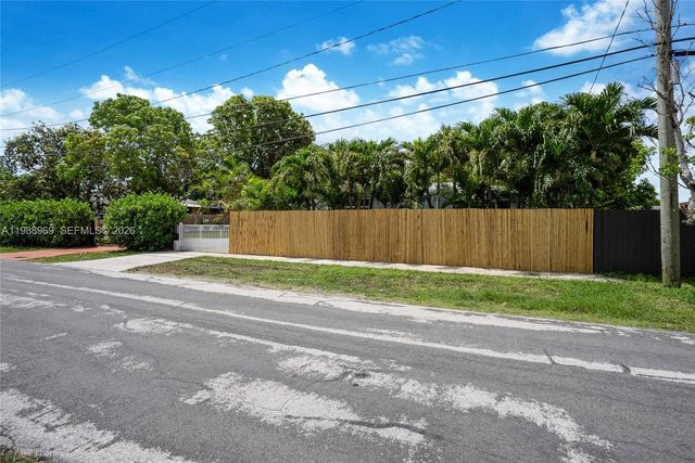 113 SW 2nd Street, Hallandale Beach, FL 33009