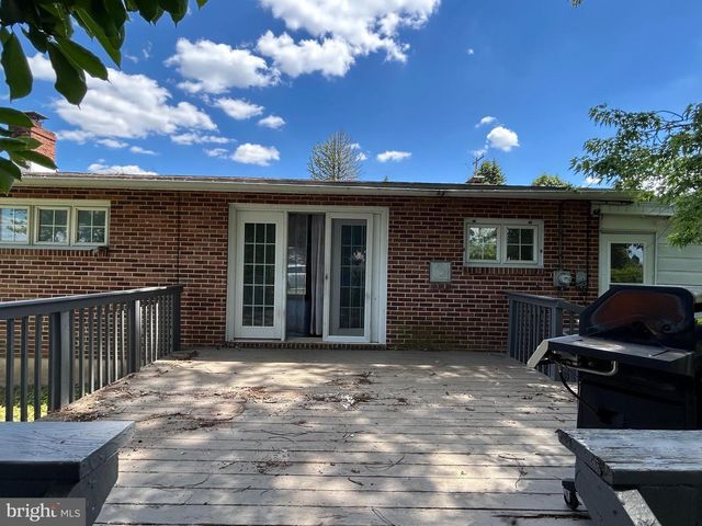 39 E CRESTLYN DR, York, PA 17402