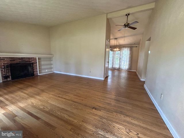 39 E CRESTLYN DR, York, PA 17402