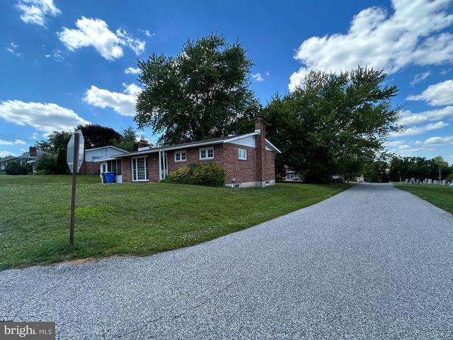 39 E CRESTLYN DR, York, PA 17402