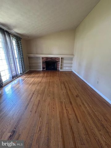 39 E CRESTLYN DR, York, PA 17402