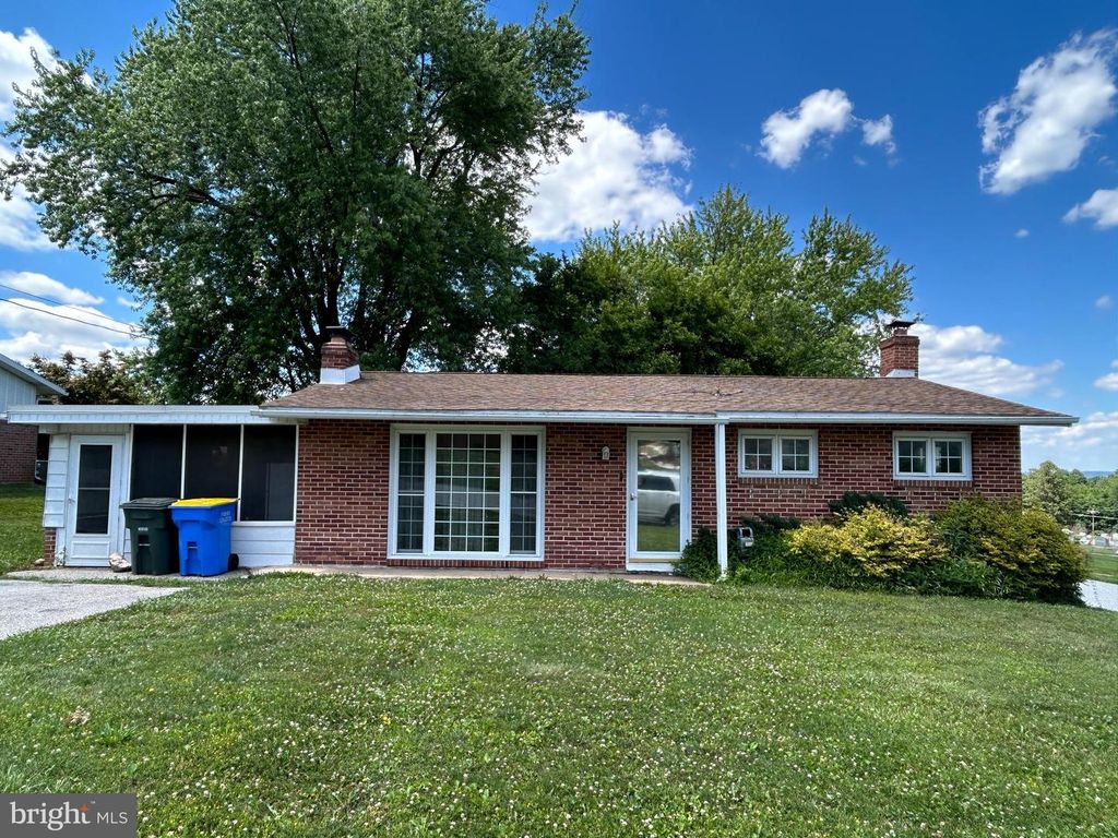 39 E CRESTLYN DR, York, PA 17402