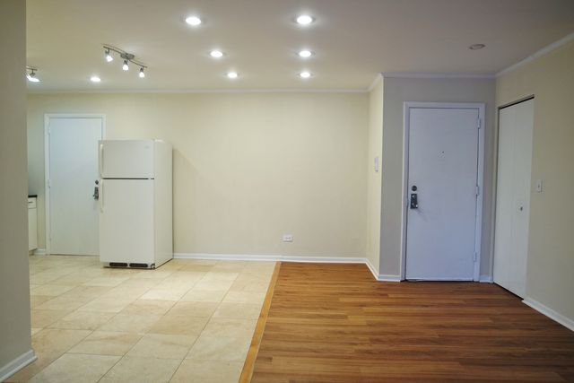 10369 DEARLOVE Road 2F, Glenview, IL 60025