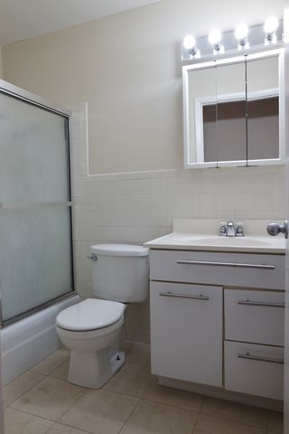 10369 DEARLOVE Road 2F, Glenview, IL 60025