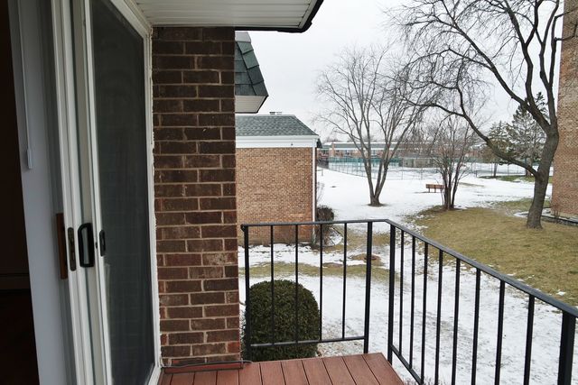 10369 DEARLOVE Road 2F, Glenview, IL 60025