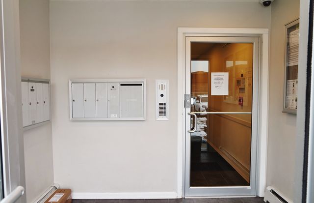 10369 DEARLOVE Road 2F, Glenview, IL 60025