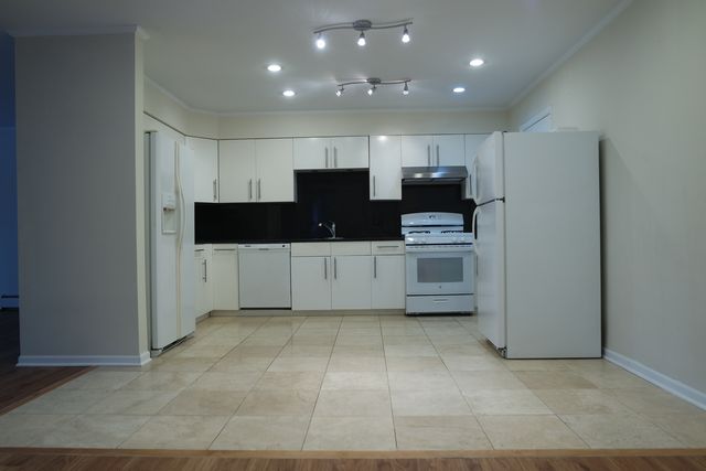 10369 DEARLOVE Road 2F, Glenview, IL 60025