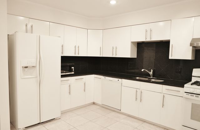 10369 DEARLOVE Road 2F, Glenview, IL 60025