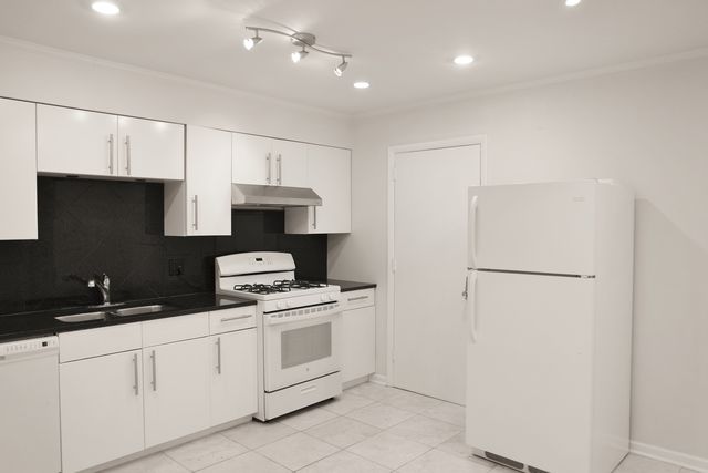 10369 DEARLOVE Road 2F, Glenview, IL 60025