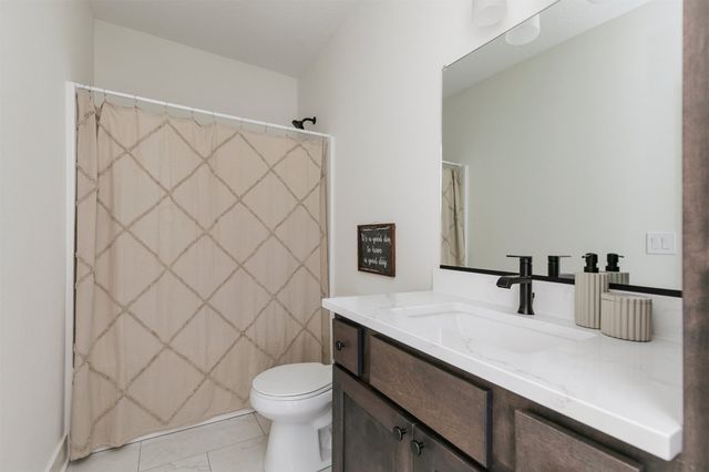 1910 NE Pine Lake Circle, Ankeny, IA 50021