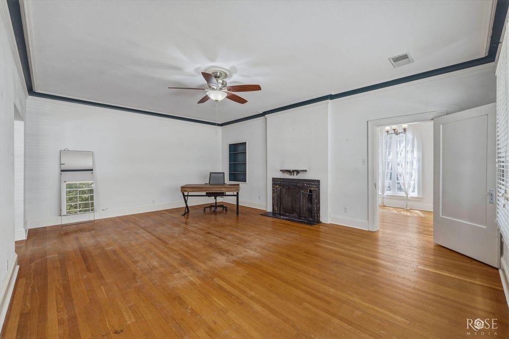 Image 10 of property listing at 404 S Bishop Street, San Angelo, TX 76901