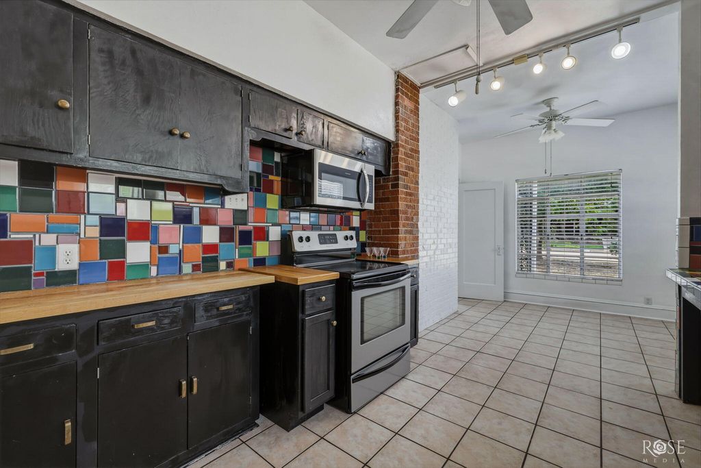 Image 13 of property listing at 404 S Bishop Street, San Angelo, TX 76901