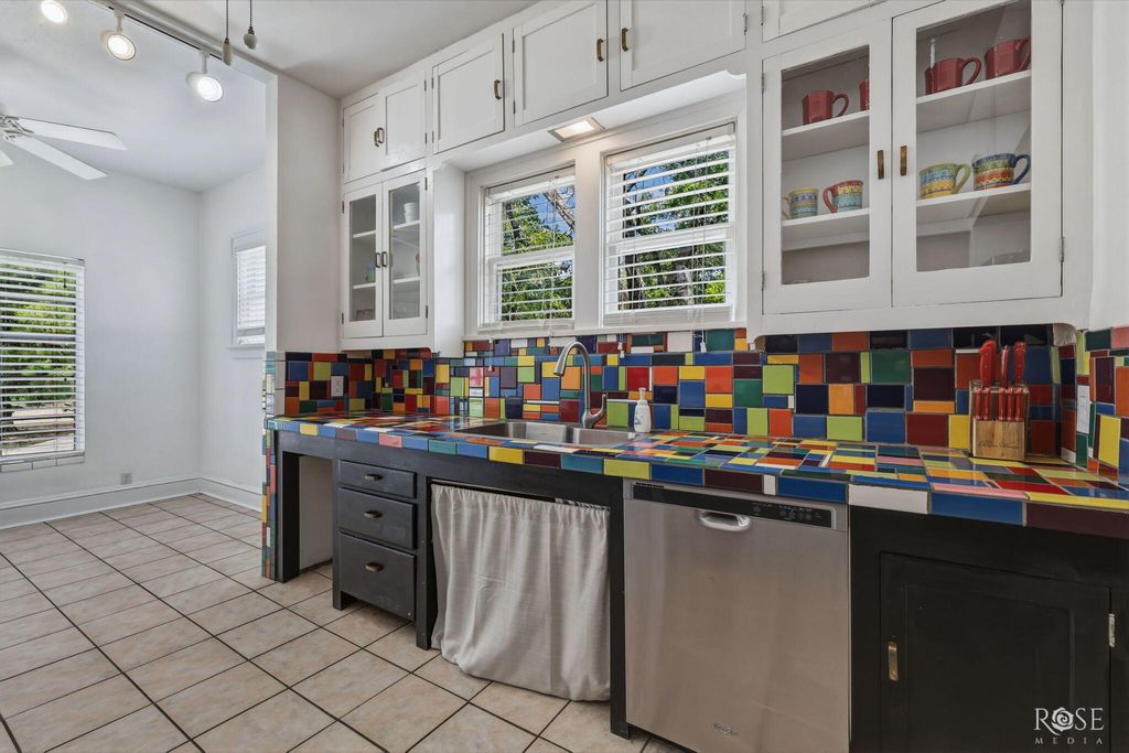 Image 14 of property listing at 404 S Bishop Street, San Angelo, TX 76901