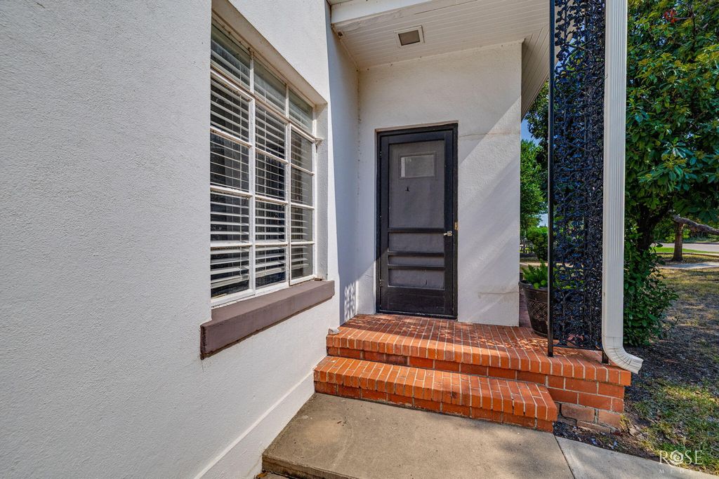 Image 3 of property listing at 404 S Bishop Street, San Angelo, TX 76901