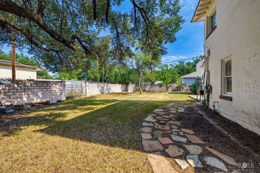 Image 32 of property listing at 404 S Bishop Street, San Angelo, TX 76901