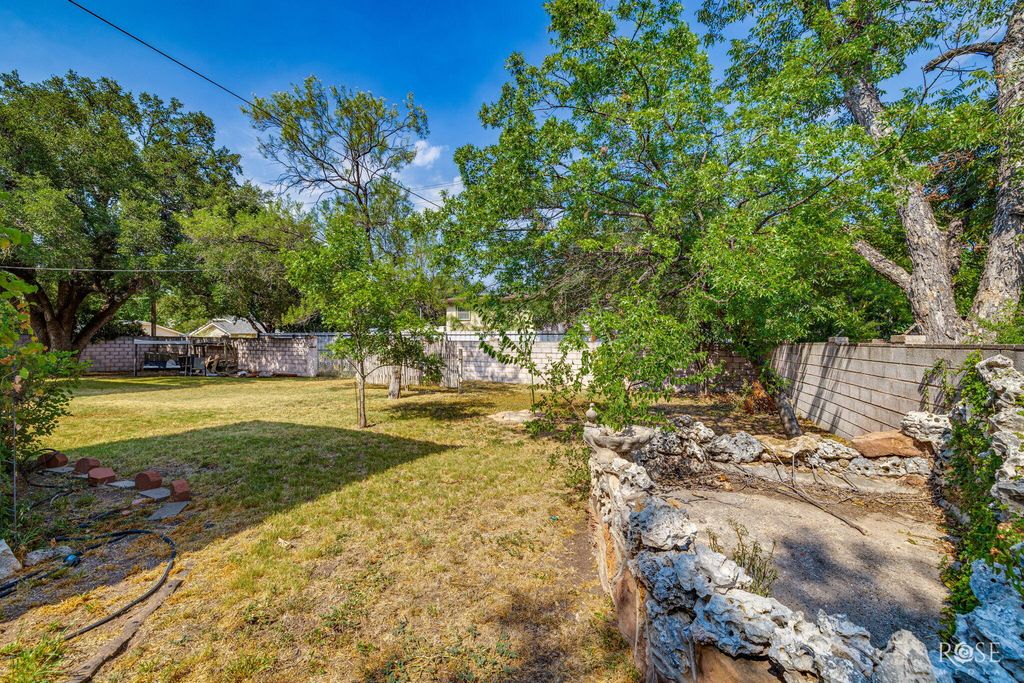 Image 36 of property listing at 404 S Bishop Street, San Angelo, TX 76901