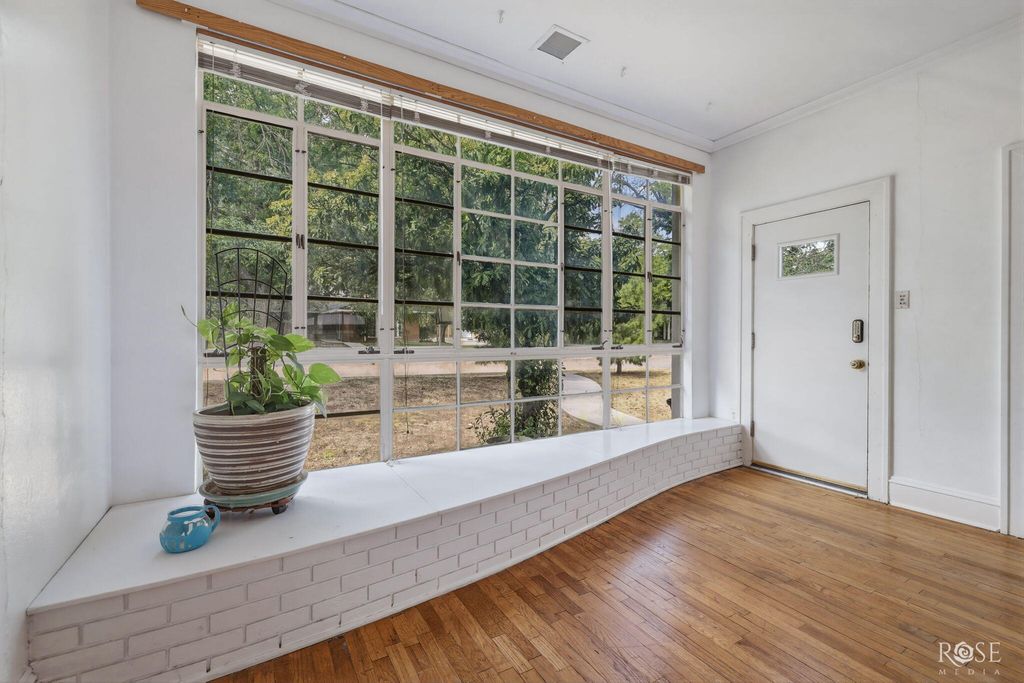 Image 4 of property listing at 404 S Bishop Street, San Angelo, TX 76901