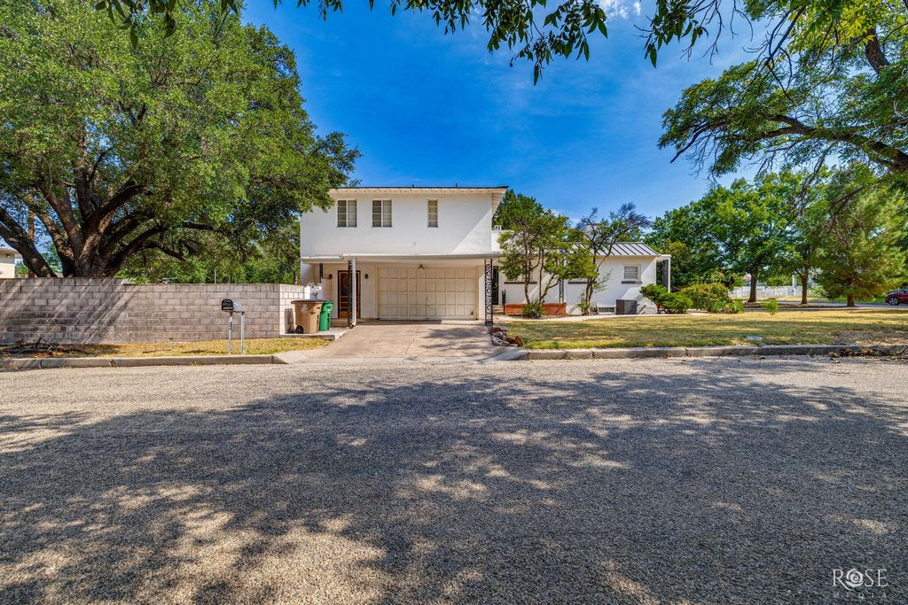 Image 40 of property listing at 404 S Bishop Street, San Angelo, TX 76901
