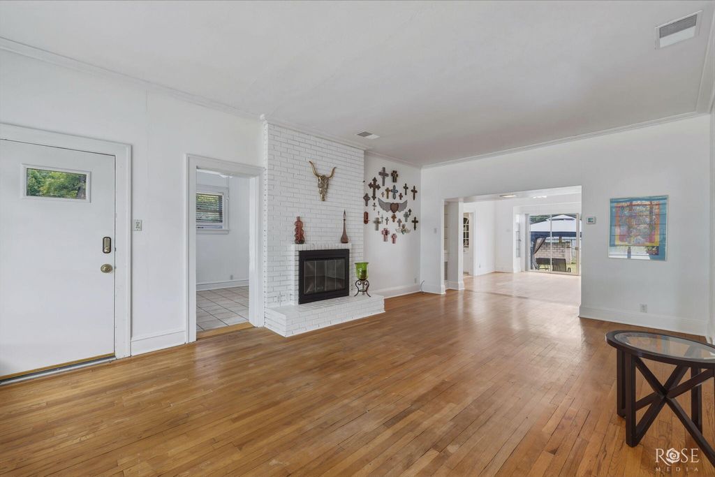 Image 5 of property listing at 404 S Bishop Street, San Angelo, TX 76901
