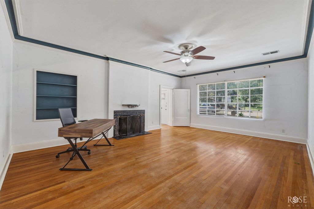 Image 9 of property listing at 404 S Bishop Street, San Angelo, TX 76901