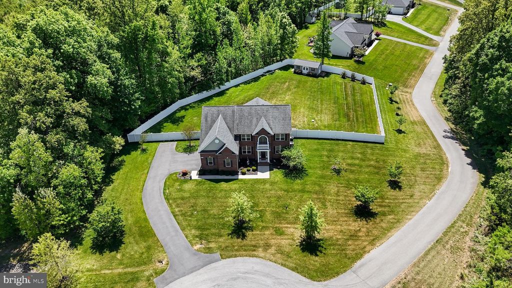 Image 2 of property listing at 7276 FILLY CT, Hughesville, MD 20637
